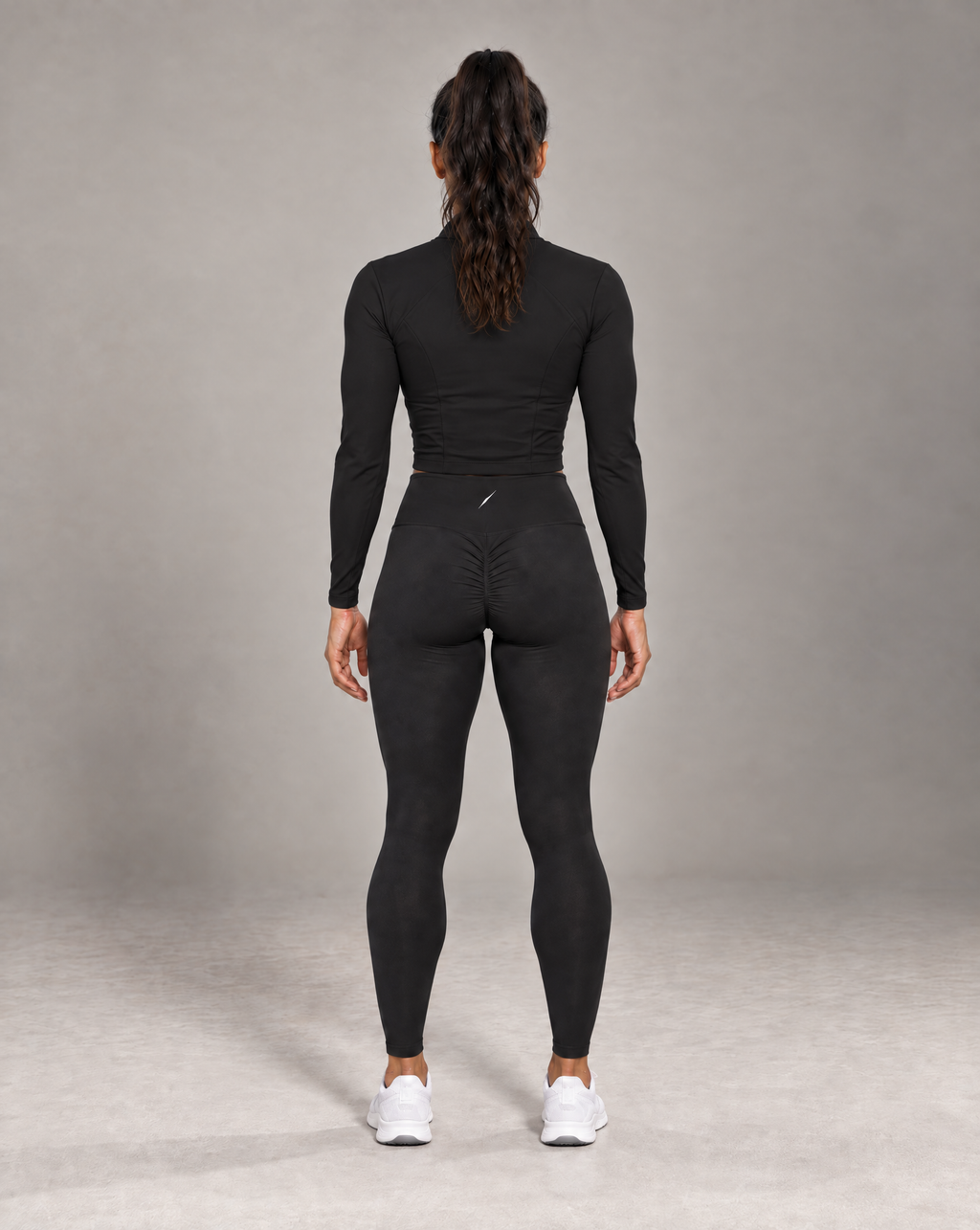 PULSE™ by Golden Vein Kurze Trainingsjacke in Schwarz – Produktansicht 5