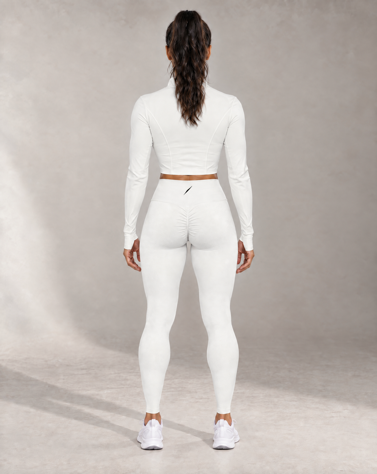 PULSE™ by Golden Vein Kurze Trainingsjacke in Weiß – Produktansicht 5