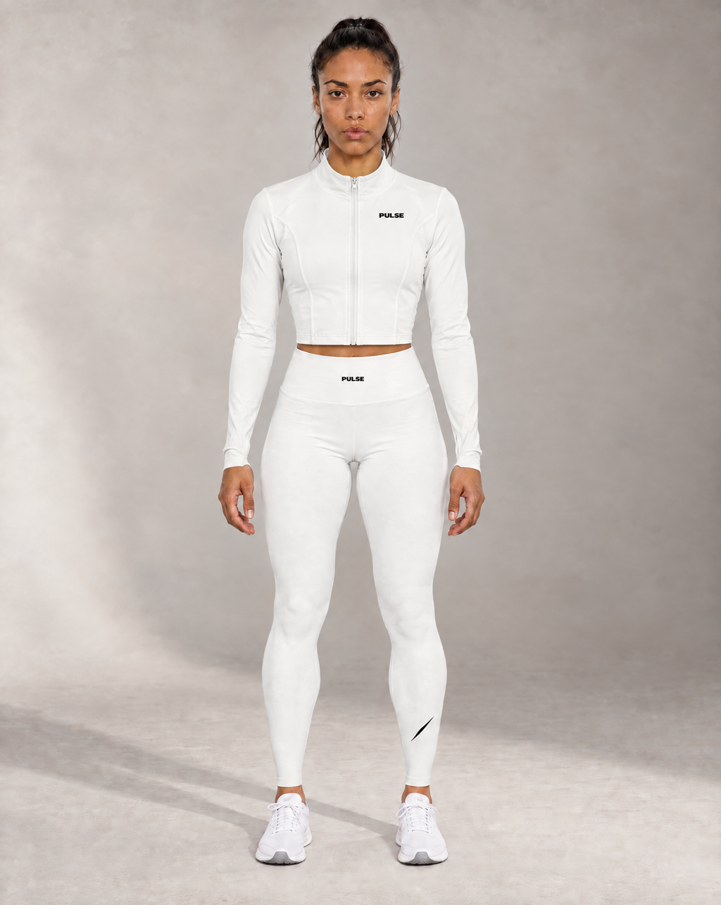PULSE™ by Golden Vein Kurze Trainingsjacke in Weiß – Produktansicht 2