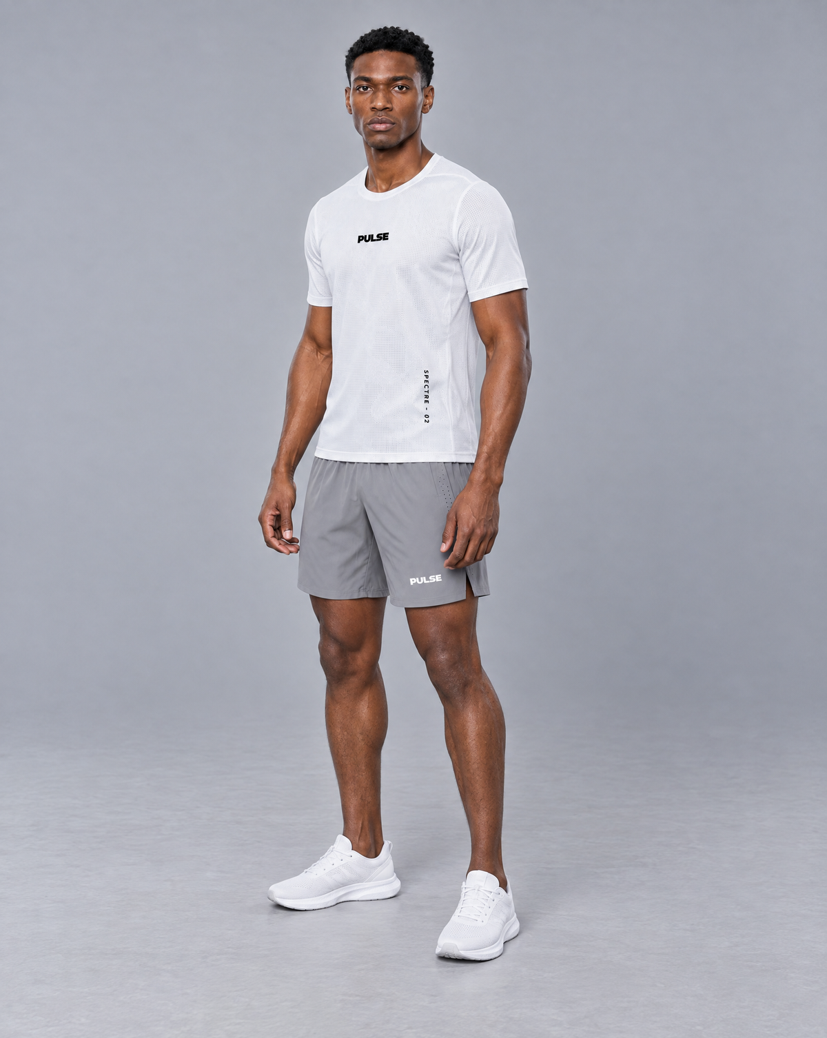 PULSE™ by Golden Vein Trainingsshorts in Hellgrau – Produktansicht 3