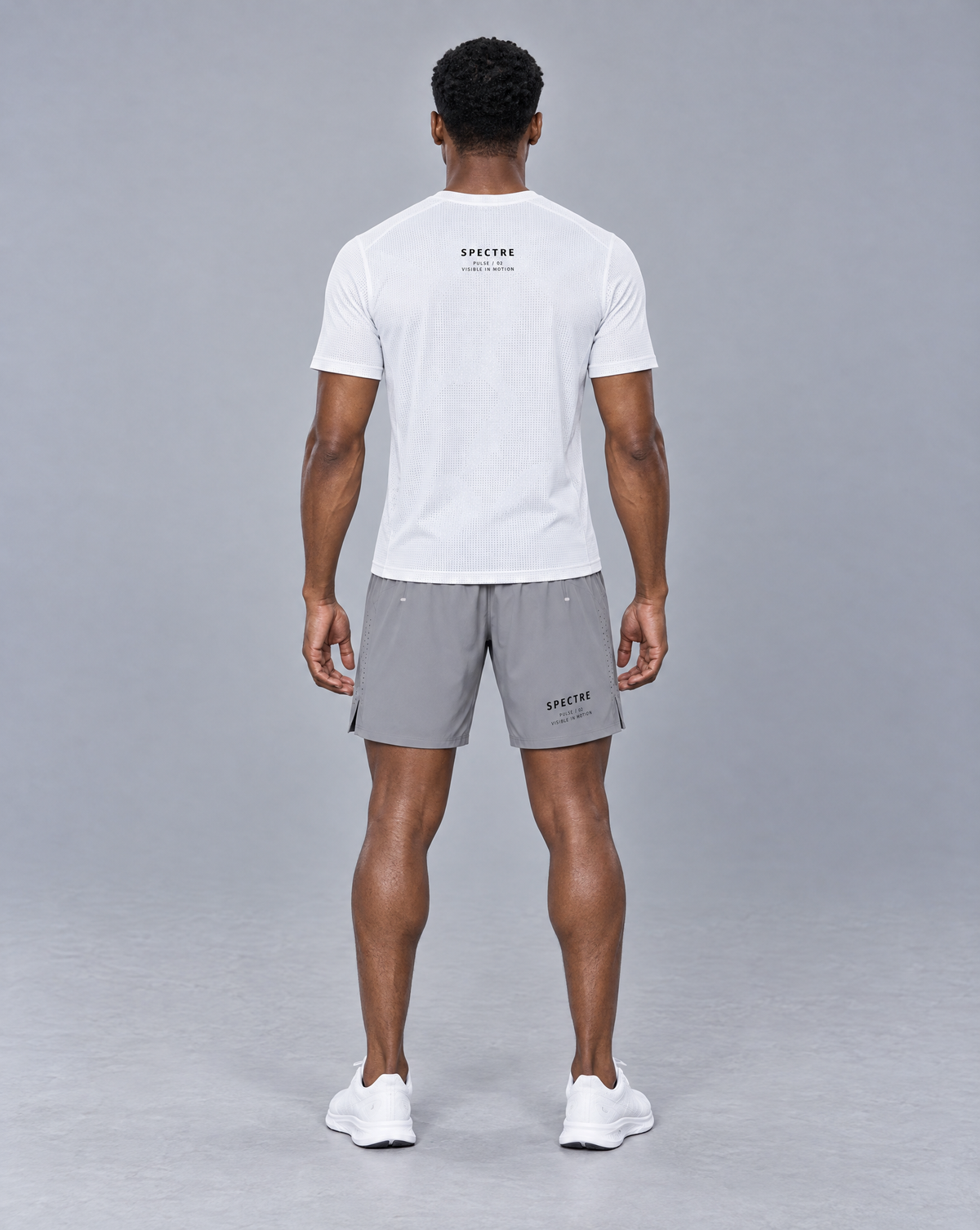 PULSE™ by Golden Vein Trainingsshorts in Hellgrau – Produktansicht 5