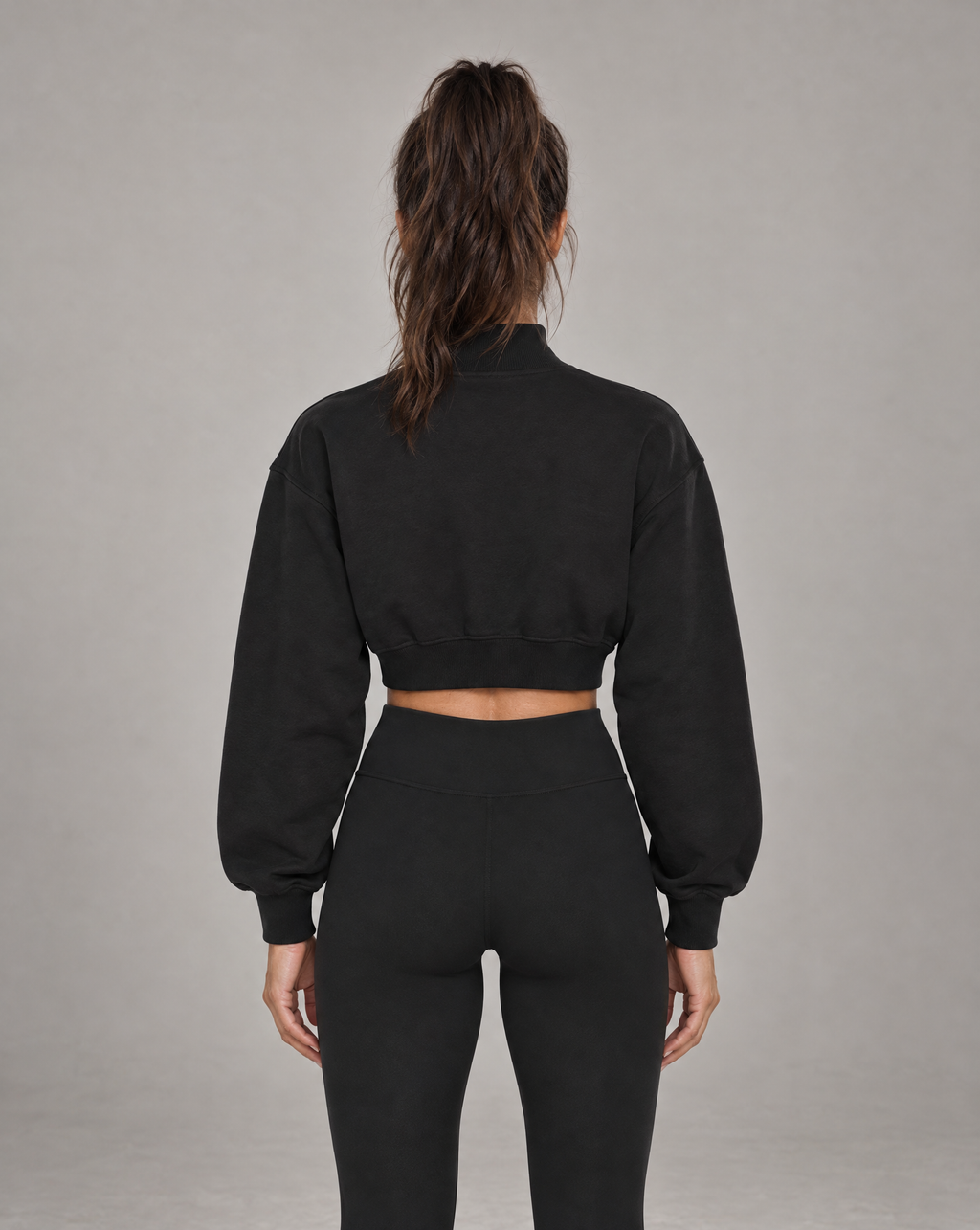Golden Vein Kurzes Sweatshirt mit Stehkragen in Schwarz – Produktansicht 2