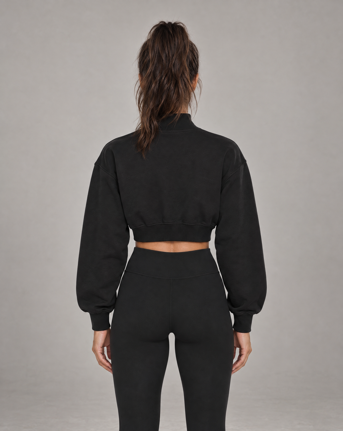 Golden Vein Kurzes Sweatshirt mit Stehkragen in Schwarz – Produktansicht 2