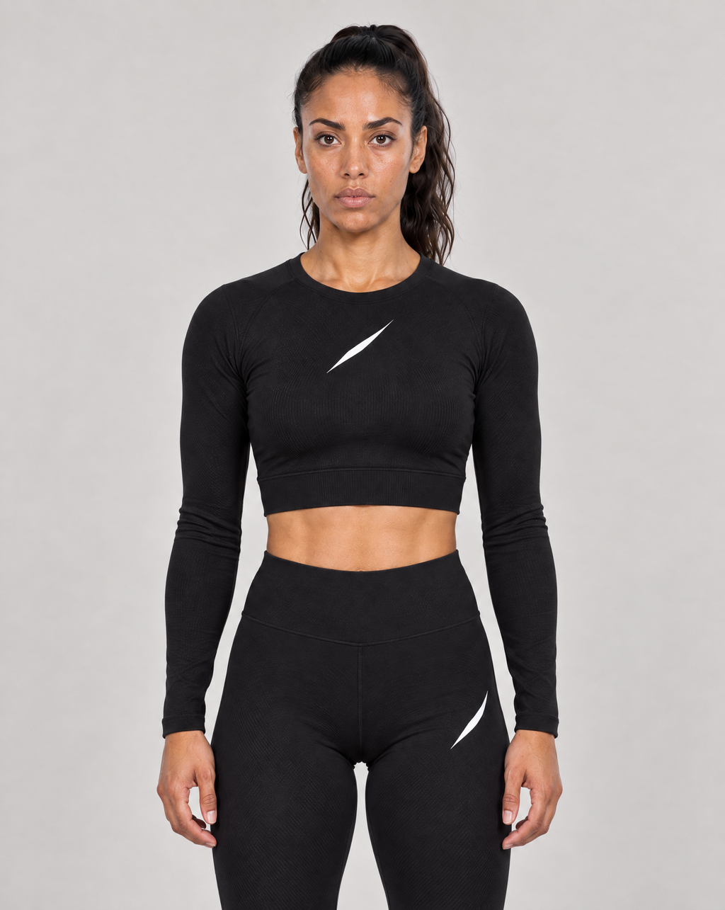 PULSE™ by Golden Vein Cropped Longsleeve in Schwarz – Produktansicht 1