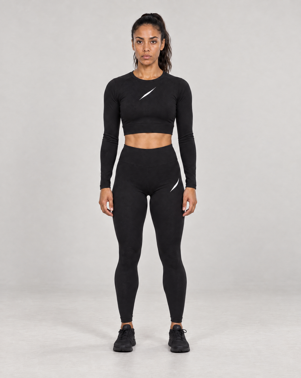 PULSE™ by Golden Vein Cropped Longsleeve in Schwarz – Produktbild 3