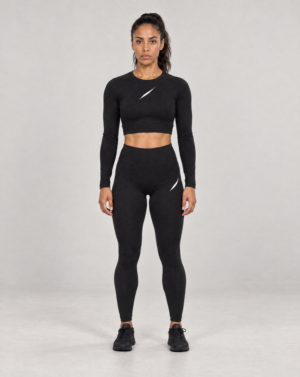 PULSE™ by Golden Vein Cropped Longsleeve in Schwarz – Produktbild 3