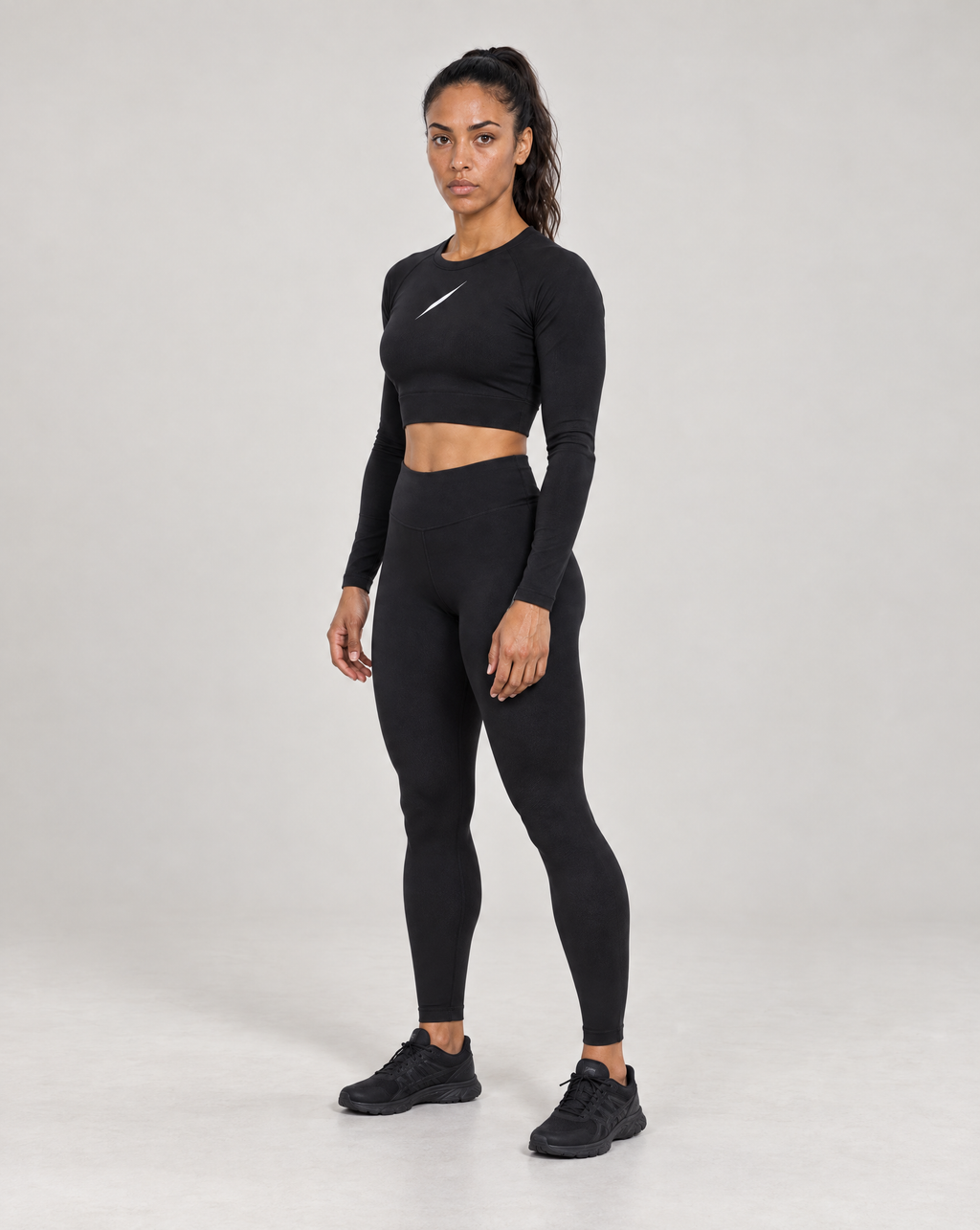 PULSE™ by Golden Vein Cropped Longsleeve in Schwarz – Produktbild 4