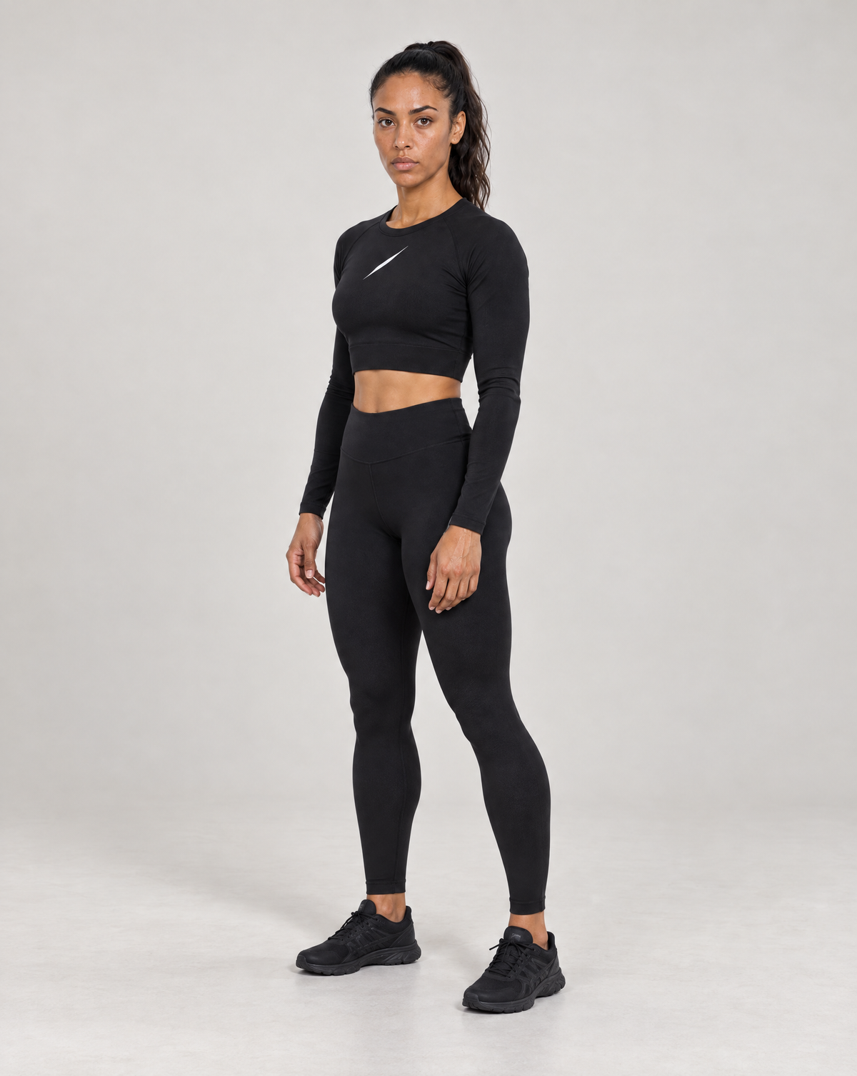PULSE™ by Golden Vein Cropped Longsleeve in Schwarz – Produktbild 4