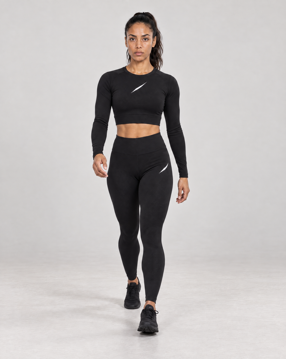 PULSE™ by Golden Vein Cropped Longsleeve in Schwarz – Produktbild 6